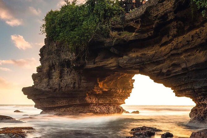 All inclusive Tanah lot & North Bali Tour: Jatiluwih, Ulun Danu - Ulun Danu Bratan Temple at the Lake: Culture, Mountains, and Photo Time