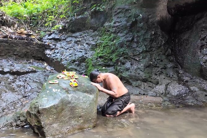 Atman Bali Journey water blessing - The 9-direction meditation: quiet mind, structured ritual