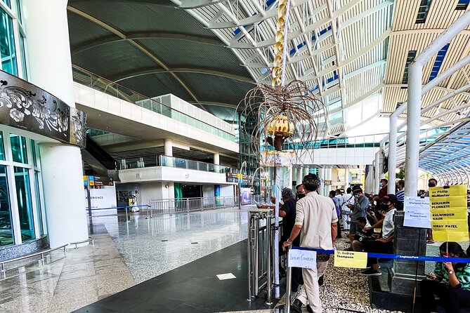 Bali Airport Transfer Service - Private car and the 4-person luggage reality