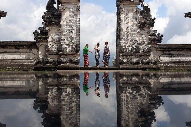 Bali : Instagrams Tour Lempuyang Temple, Tirta Gangga- Tukad Cepung , Tibumana Waterfall - Lempuyang Temple and the Gate of Heaven: getting the shot without losing your mind