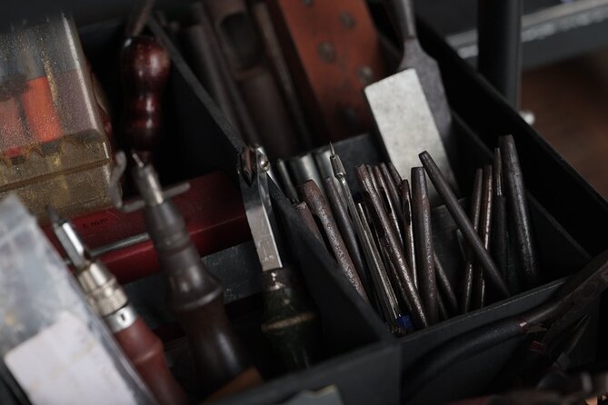 Bali Leather Craft Workshop - 6 hours ( canggu / seminyak) - Dyeing leather: choosing the color and finish you want