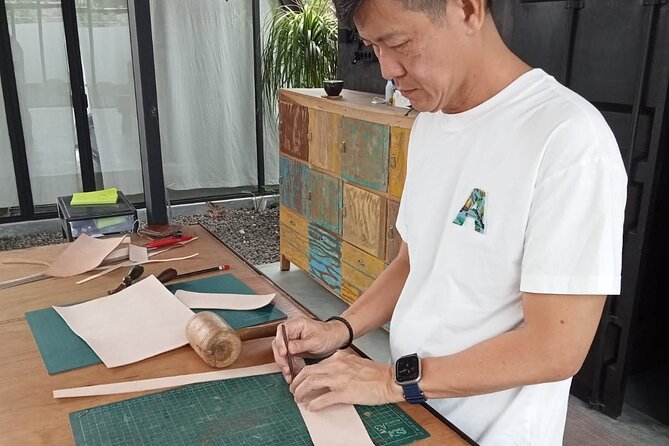 Bali Leather Craft Workshop - 6 hours ( canggu / seminyak) - Hand stitching with needle and thread: strong and personal construction