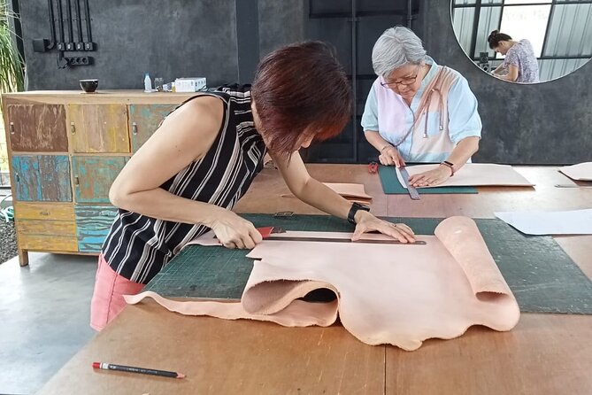 Bali Leather Craft Workshop - 6 hours ( canggu / seminyak) - Edge polishing and varnish: that professional-looking final coat