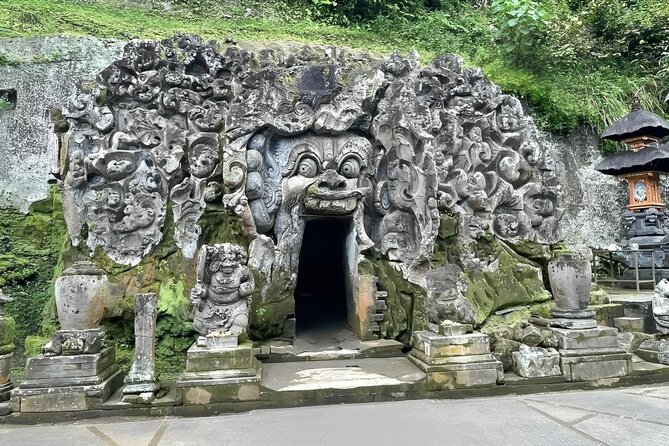 Bali Tour : Best Attractions in Ubud with Rice Terrace - Saraswati Temple and the Ubud Art Market: Culture With a Shopping Stop