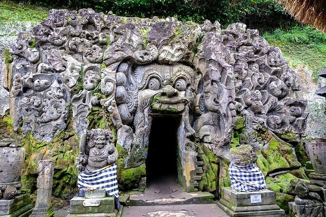 Bali Ubud Tour: Monkey Forest, Waterfall & Rice Terrace - Tegenungan Waterfall: green valley views with a longer stop