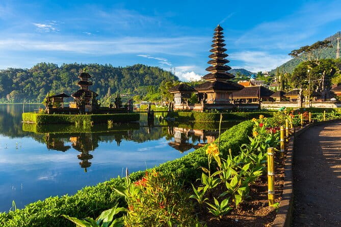 Full Day Tour to Water Temples UNESCO Rice Terraces in Bali - Handara Iconic Gate: the quick photo moment with real Balinese gate drama