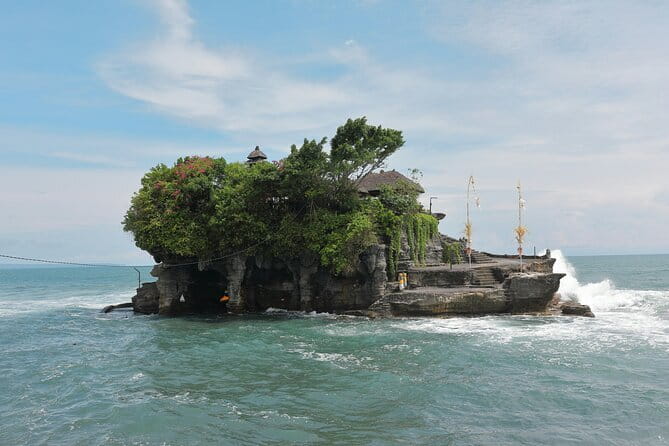 Full Day Ubud Tanah Lot Uluwatu All Inclusive Private Tour - Tegenungan Waterfall: your first big scene in Ubud