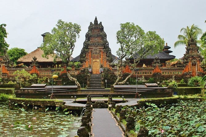 HALO BIKE Downhill Bali Countryside Cycling Tour - The temple and compound stops: what you should expect