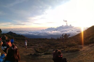 Ijen Crater Tour From Bali 1 Day - Entering Mount Ijen: Climb, Acid Lake Views, and Sunrise