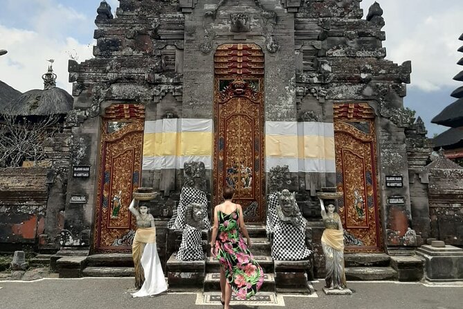 Instagram Tour Popular Spot in Bali - Private & All-inclusive - Tukad Cepung Waterfall: the canyon path to the cave view