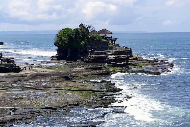 Kekeb Cooking Class at Nusa Dua - The chefs: humor, patience, and hands-on attention