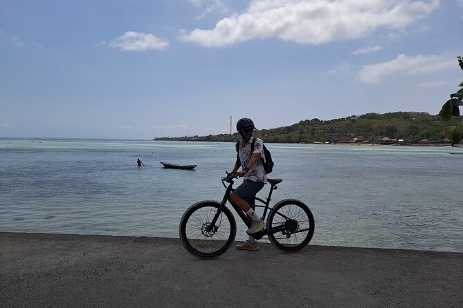 Lembongan Electric Bike tour - Stop 3: Yellow Bridge, the quick island-linking photo moment