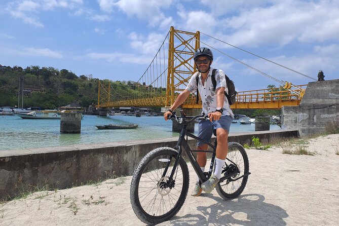 Lembongan Electric Bike tour - Stop 1: Devil’s Tears on Nusa Ceningan, where sea spray makes rainbows