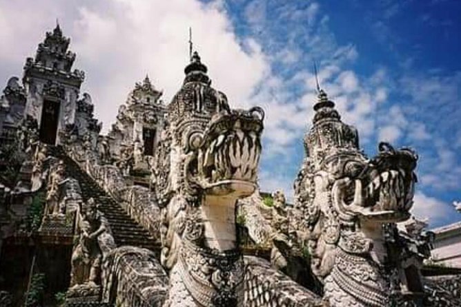 Lempuyang Temple Entrance Ticket All Inclusive - Guides and drivers who make the day smoother