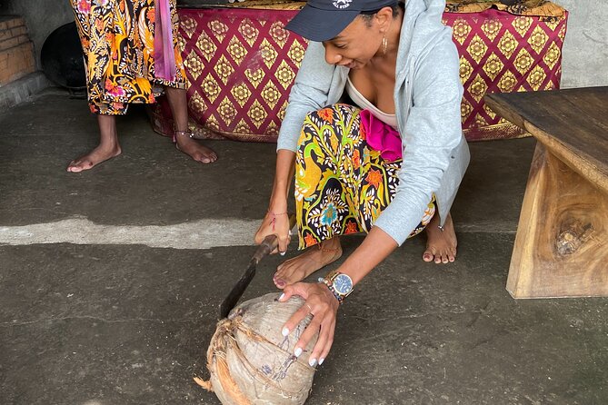 Make Traditional Bali Coconut Oil with a Balinese Family - A private Balinese coconut oil class in Delodsema (north of Ubud)