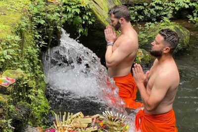Melukat Purification Ceremony at Mengening Temple - Entering the ritual zone: sarong, modest clothing, and comfort rules