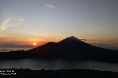 Mount Batur Sunrise Trek with Natural Hot Spring - All Inclusive - Crater views and the Lake Batur descent