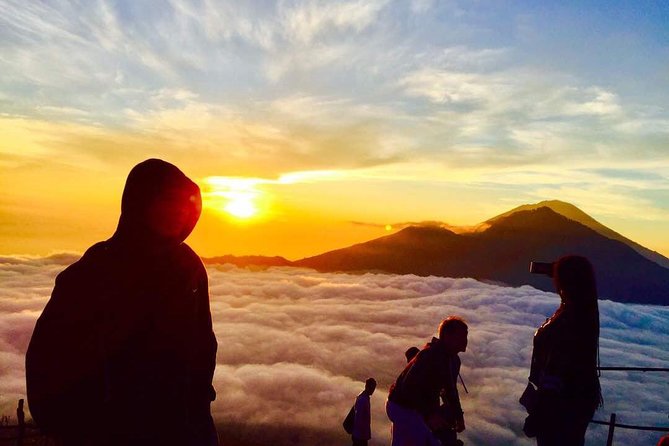 Mount Batur Trekking Sunrise Private Tour - Sunrise at the Crater Rim: Breakfast While the Sky Changes
