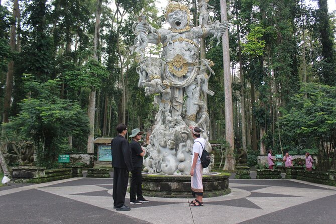 Munduk Private Customized Highlights Tour - Lake Bratan and Ulun Danu: A Misty Temple Moment on the Water