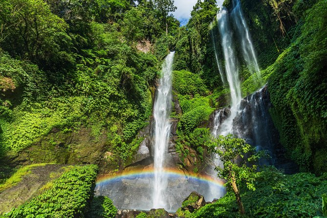 North Bali: Sekumpul Waterfalls and Ulun Danu Temple Tour - Stop 2: Ulun Danu Beratan Temple and the lake postcard view