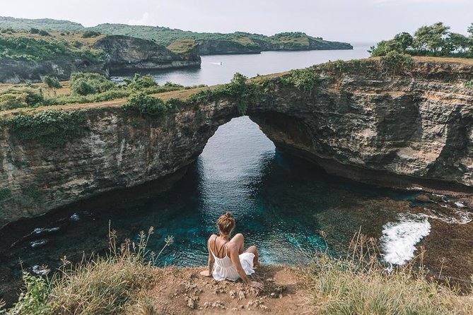 Nusa Penida Instagram Tour: Legendary Spots (Private & All-Inclusive) - Crystal Bay: black sand meets a practical beach setup