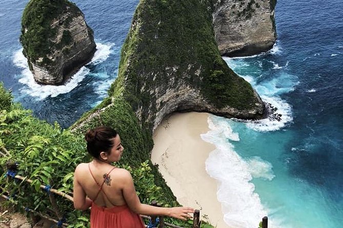 Nusa Penida Instagram Unforgettable Tour - Crystal Bay: black, crystal-looking sand and rental choices