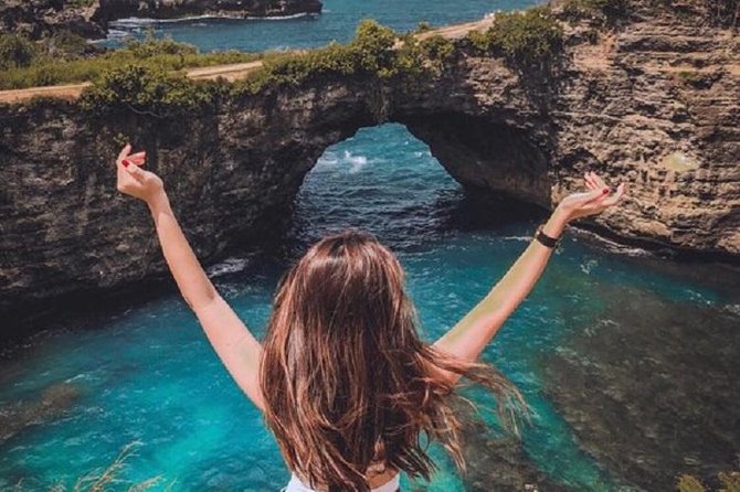 Nusa Penida One Day Trip with All-inclusive - Broken Beach (Pasih Uug): the cliff with a hole people chase