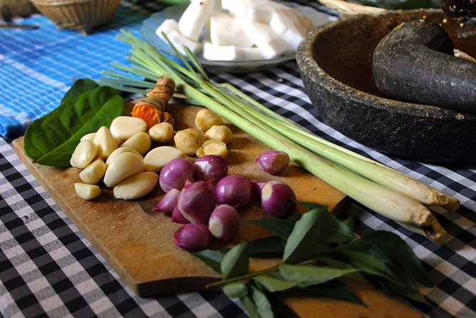 PRIVATE Authentic Balinese Cooking Class in Ubud at Putu's Home - What you cook in 5 dishes: grilled fish, banana leaf parcels, curry, and more
