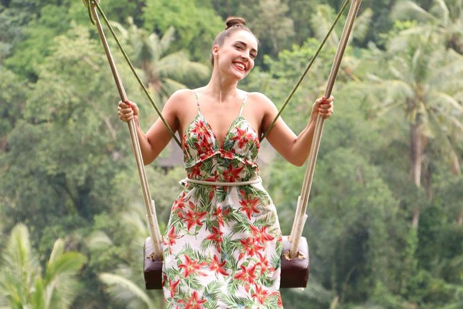 Private Bali swing, waterfall instagramable tour - Stop 1: Tegenungan Waterfall and the real challenge of the stairs