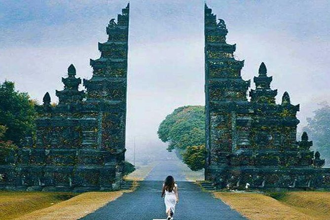 Private Tour: Ulun Danu Temple-Handara Gate-Wana Giri Hill&Tanah Lot Sunset - Handara Iconic Gate: One Full Hour for Photos With Mountain-Style Backgrounds