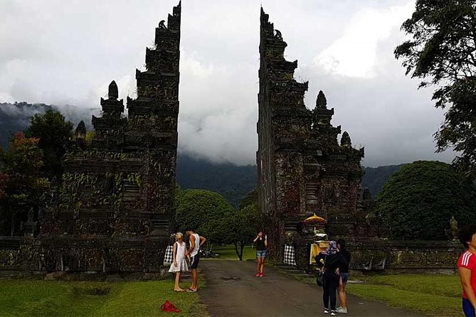 Private Tour: Ulun Danu Temple-Handara Gate-Wana Giri Hill&Tanah Lot Sunset - Drivers, Language, and the Human Part of the Day