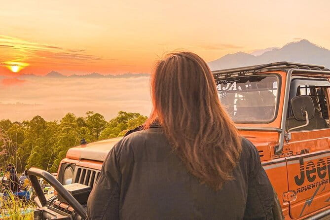 Sunrise + Jeep + Photographer - Sunrise at 1,360 m: What the Viewpoint Feels Like