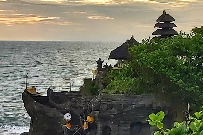 Tanah Lot And Ubud - Full Day Private Tour - Ubud Palace and the Traditional Art Market: Culture on a Tight Clock