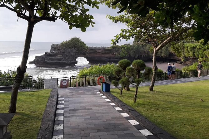 Tanah Lot Tour & North Bali Tour : All-Inclusive Best Experience - Ulun Danu Bratan Temple near Lake Bratan: the highland classic