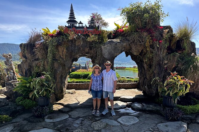 Tanah Lot Tour & North Bali Tour : All-Inclusive Best Experience - Wanagiri Twin Lake selfie viewpoint: best timing for the lakes
