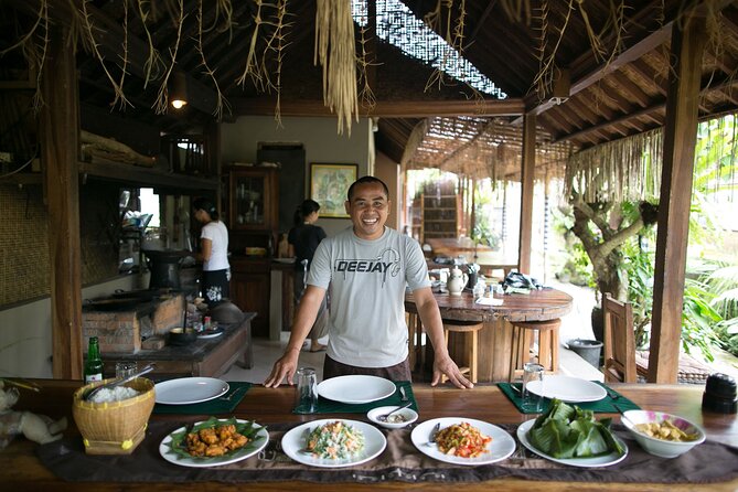 Traditional Balinese Meal in Ubud in Dewa's Family Village Home - How the evening flows: pickup, the spice walk, and the compound tour