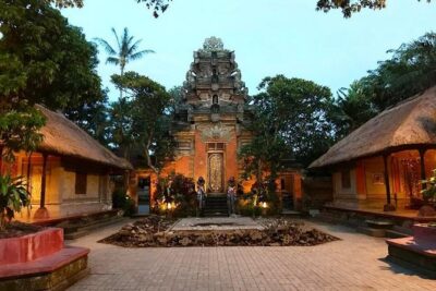 Ubud City Tour I: Monkey Forest, Ubud Palace, Art Market, and Waterfall - Ubud Palace (Puri Saren): A Short Look at Royal Grounds