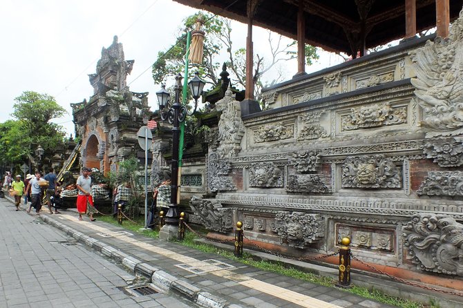 Ubud Village Sightseeing, Famous Paddy Field And Ubud Waterfall - Ubud Traditional Art Market and Palace: Where Everyday Life Meets Craft Shopping